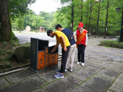 杭州三亚岛旅游区特勤队副队长刘佳楠规劝游客文明出行